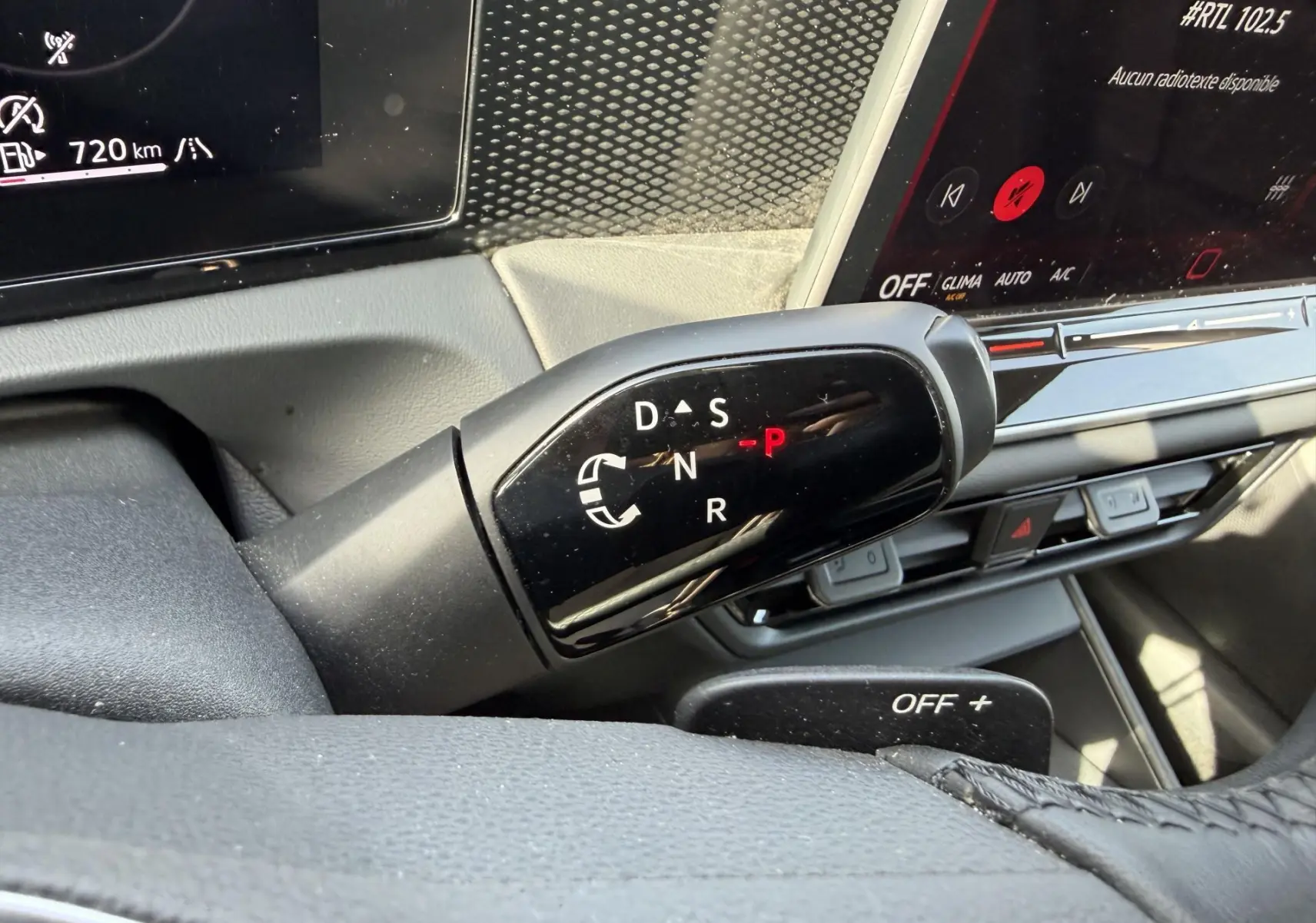 Gros plan sur le levier de vitesses noir du Volkswagen Tiguan 2025, avec affichage digital des modes de conduite.