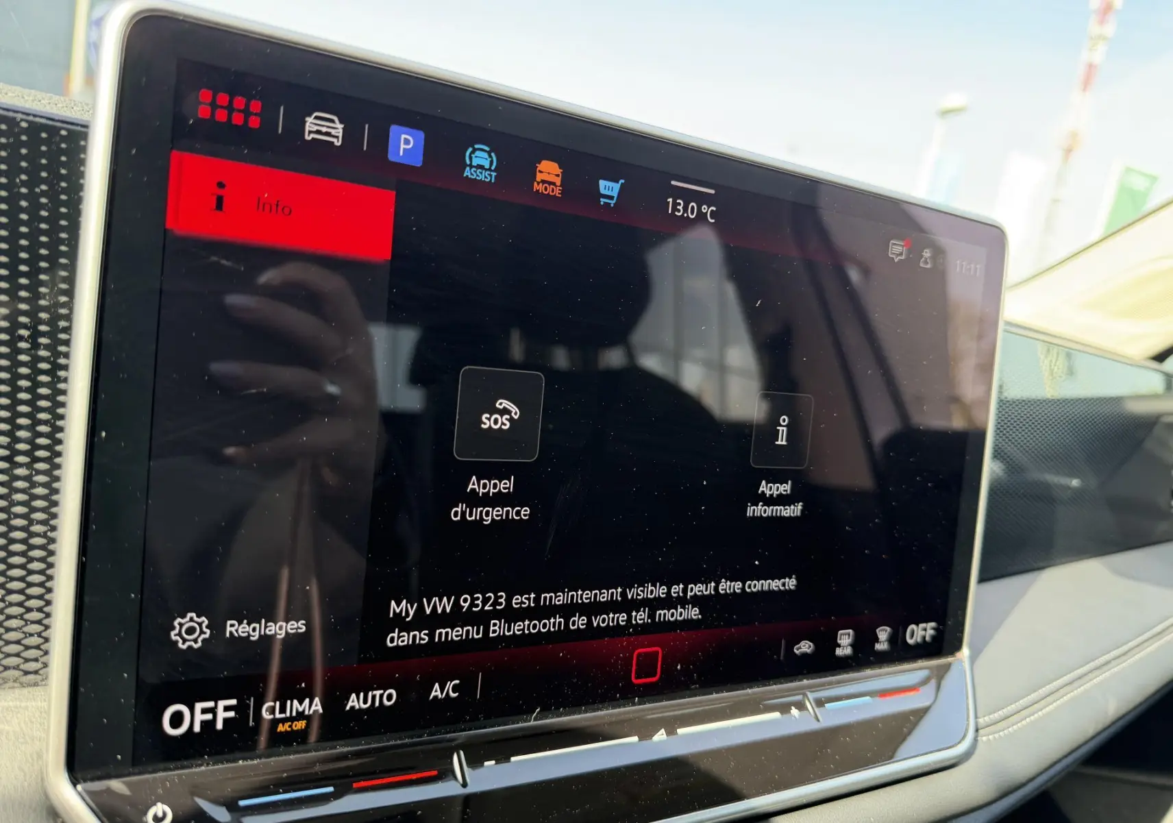 Écran tactile central du Volkswagen Tiguan 2025 gris, vue rapprochée du tableau de bord côté droit.