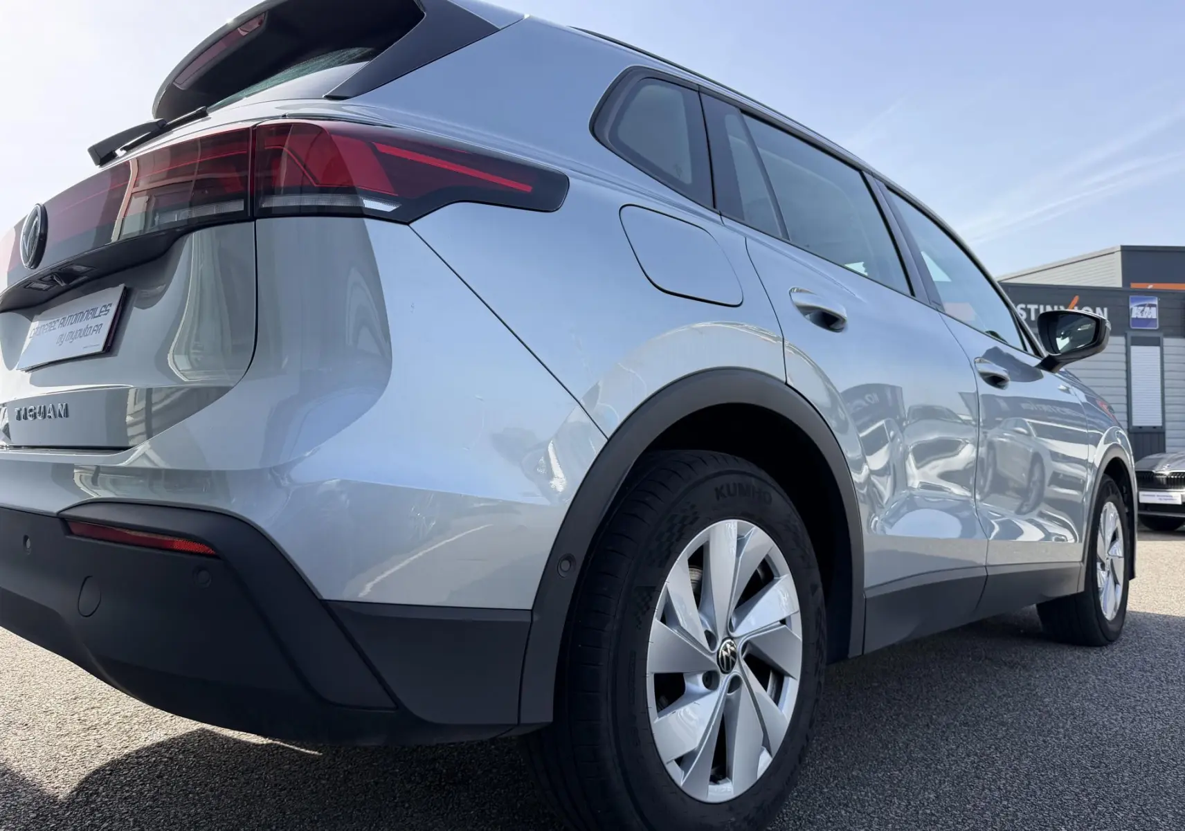 Vue 3/4 arrière droite du Volkswagen Tiguan gris avec feux arrière LED et jantes alliage 17 pouces.