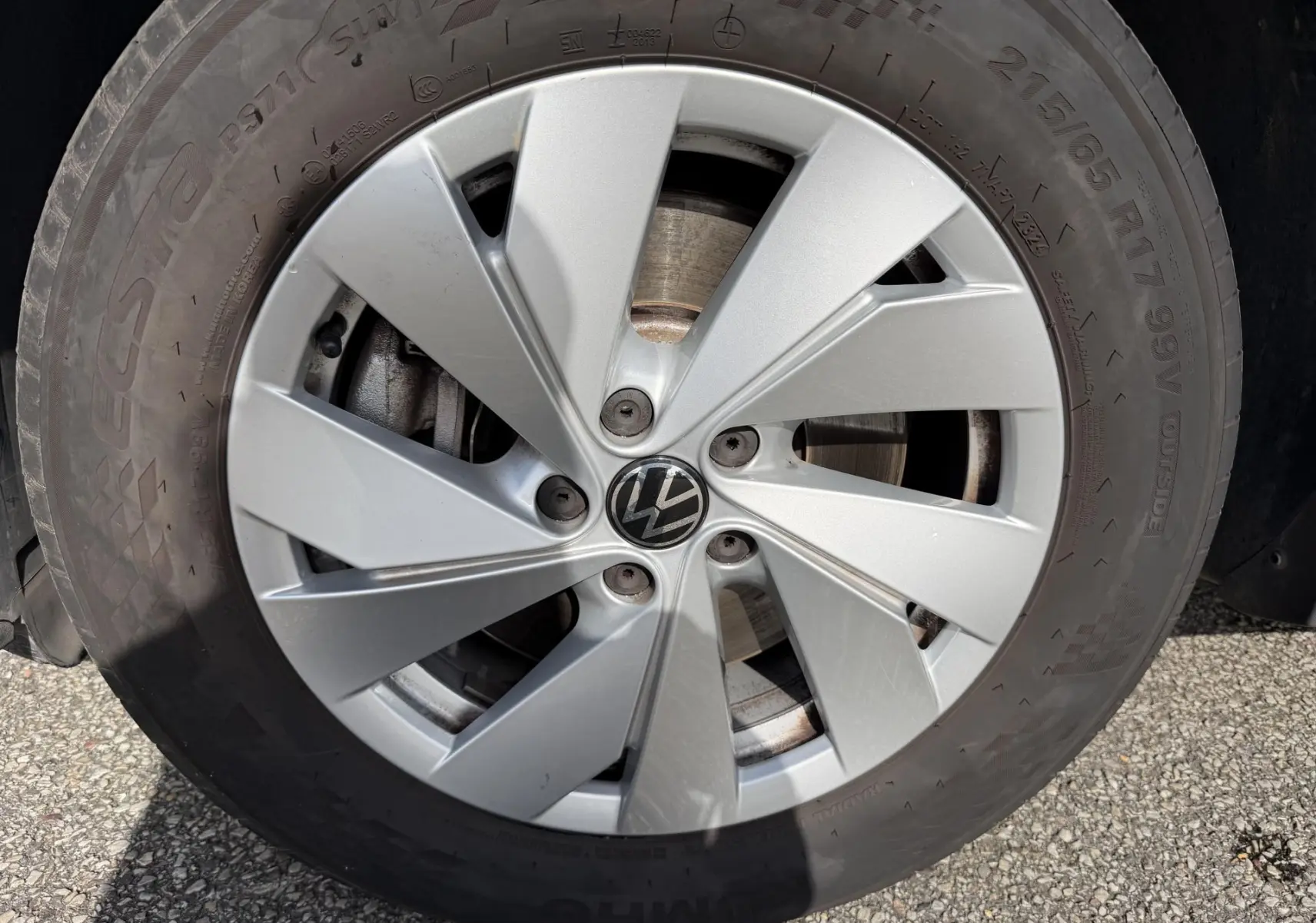 Gros plan sur la roue de secours compacte grise du Volkswagen Tiguan 2025 avec jante alliage léger 17 pouces.