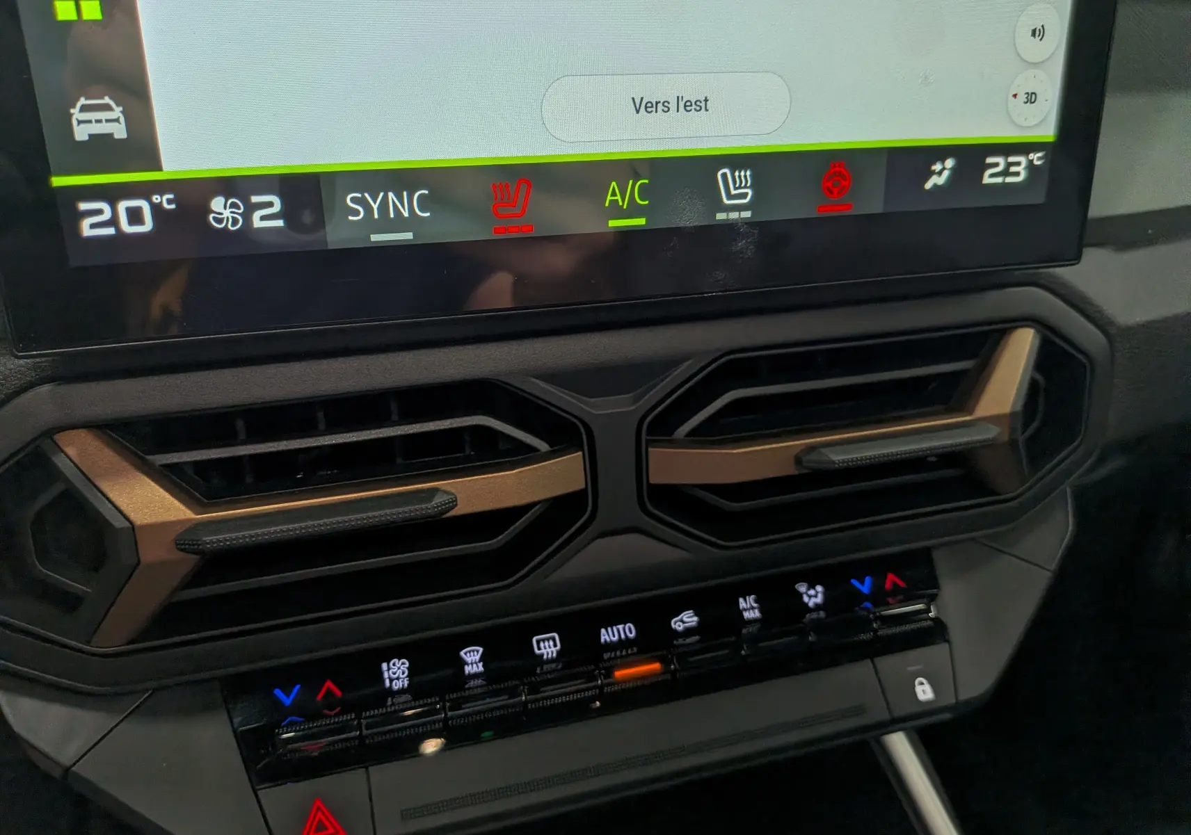 Détail de la console centrale du Dacia Bigster Hybrid-G 150 4x4 2026, avec écran tactile et commandes de climatisation.