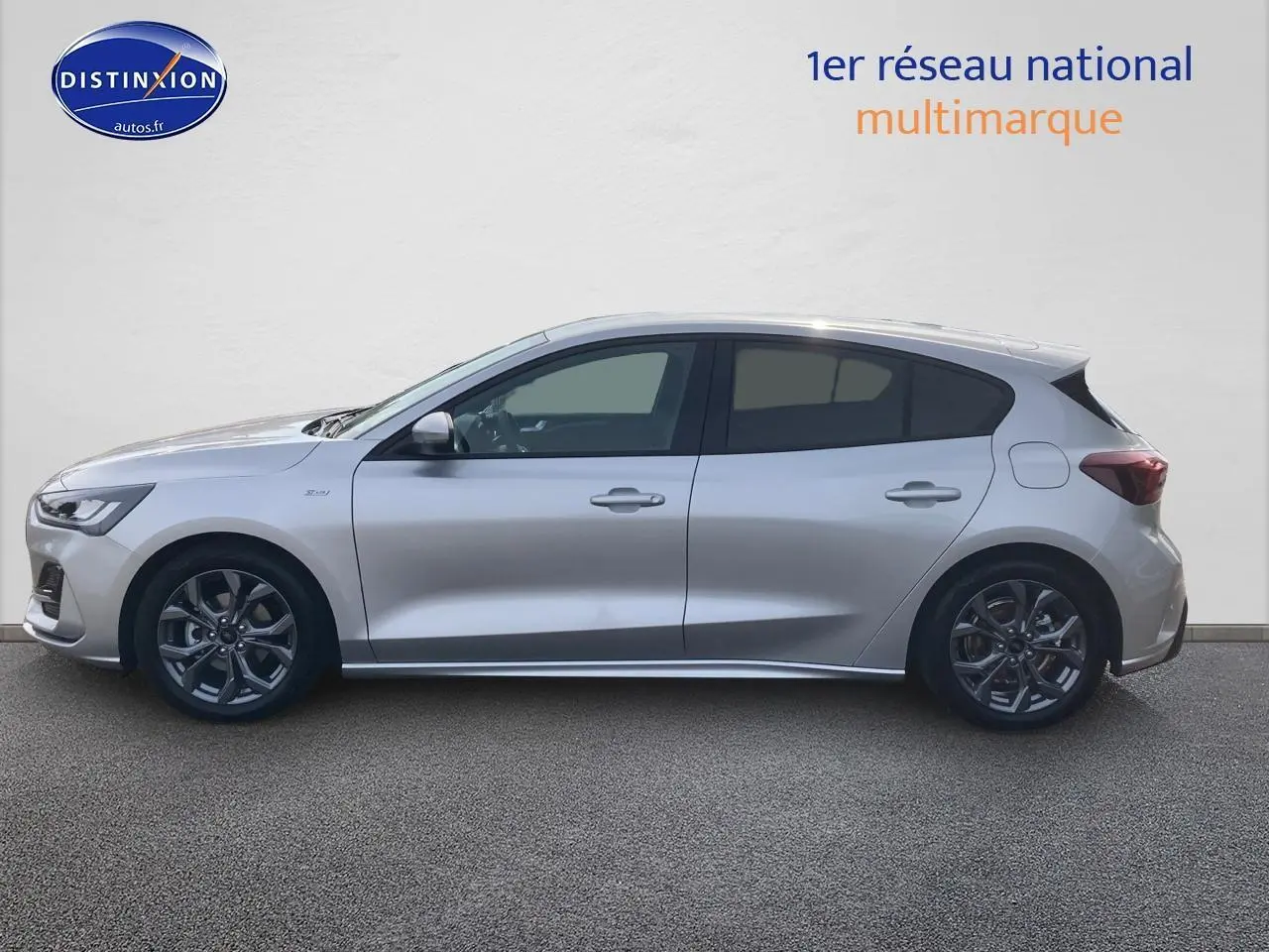 Profil côté gauche de la Ford Focus 2025 gris clair avec jantes alu 17 pouces et toit noir.