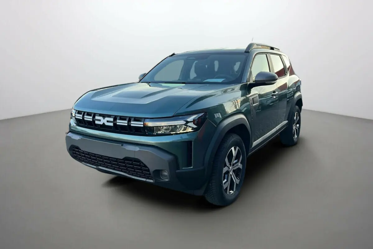 Dacia Duster 2025 vert cèdre en 3/4 avant droit, SUV compact avec calandre noire distinctive et jantes alliage.