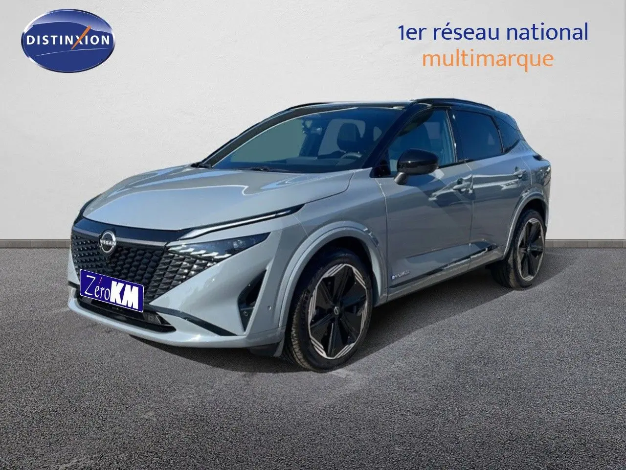 Nissan Qashqai 2025 gris céramique métal avec toit noir, vue 3/4 avant mettant en valeur sa calandre distinctive.
