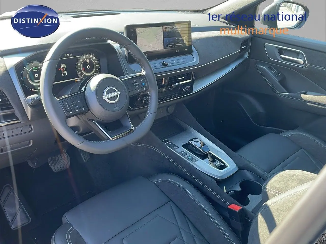 Vue intérieure côté conducteur du Nissan Qashqai 2025, volant multifonction, écran tactile et sellerie cuir noir.