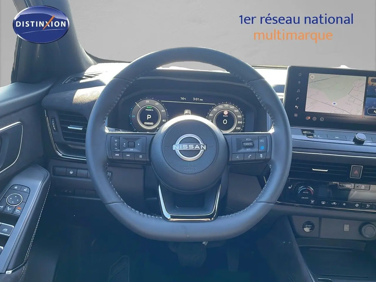 Vue centrée sur le volant et le tableau de bord numérique du Nissan Qashqai 2025 avec écran tactile et commandes intégrées.