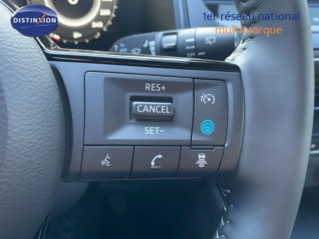 Gros plan sur les commandes au volant du Nissan Qashqai 2025, cuir noir avec fonctions de régulateur et assistance.