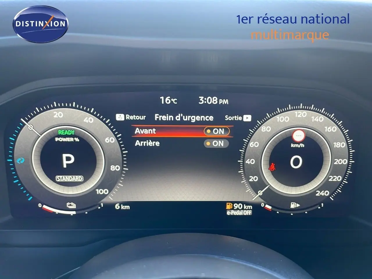 Tableau de bord numérique du Nissan Qashqai 2025 affichant la vitesse, la puissance et les réglages du frein d'urgence.