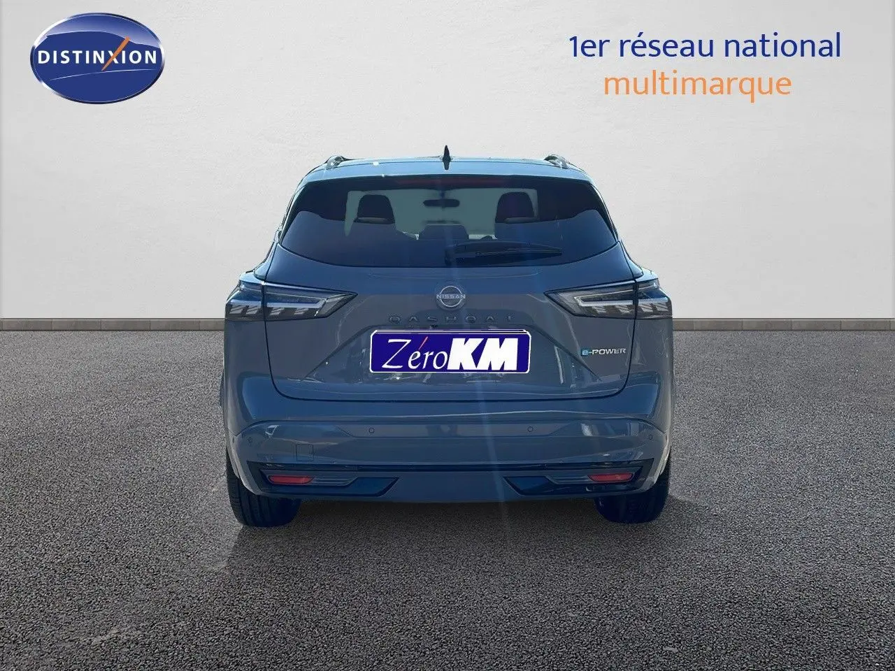 Vue arrière d'un Nissan Qashqai 2025 gris céramique avec toit noir et badge hybride E-POWER visible.