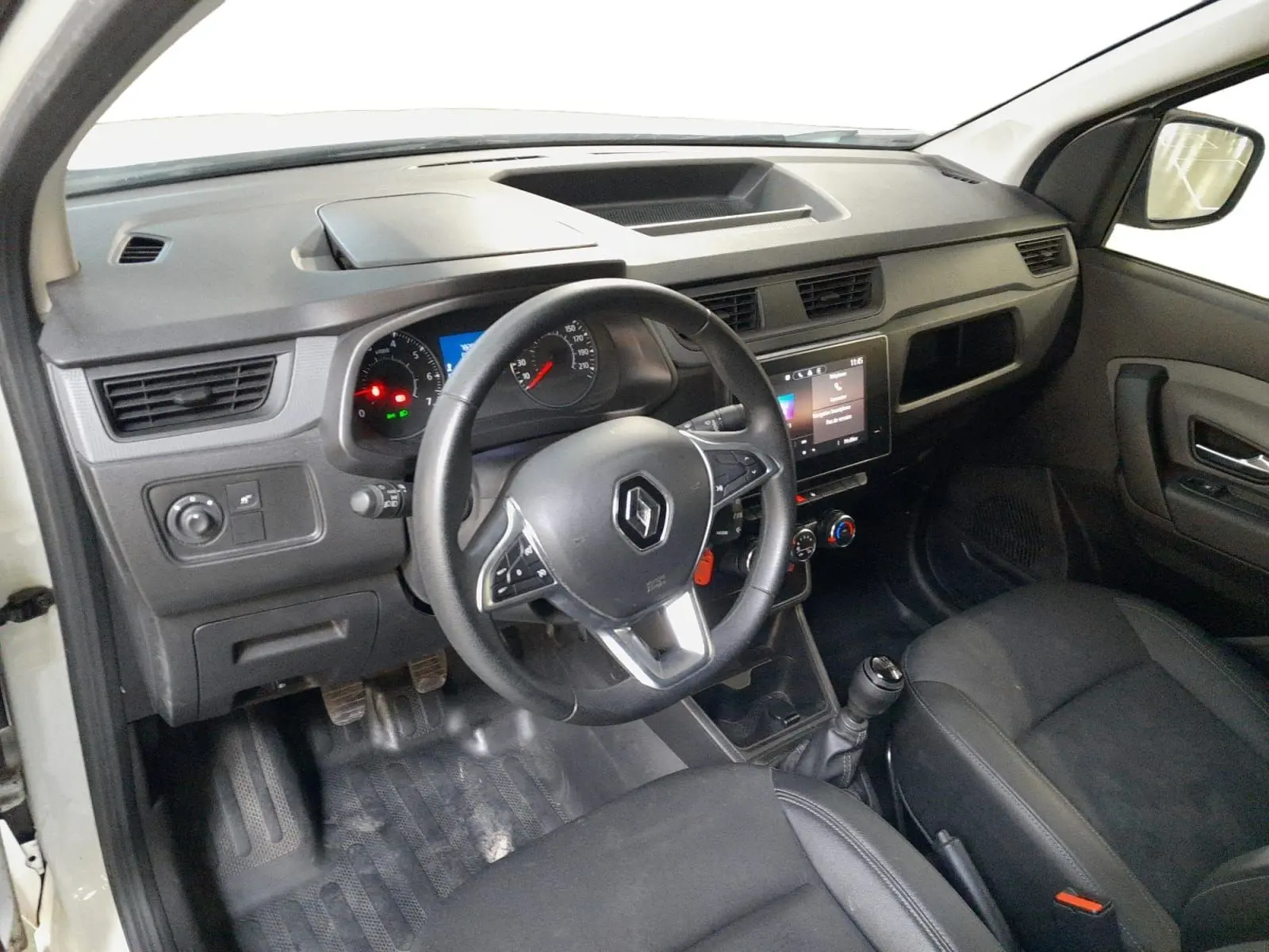 Intérieur du Renault Express Van 2023 vu côté conducteur, tableau de bord noir avec écran tactile et volant multifonction.