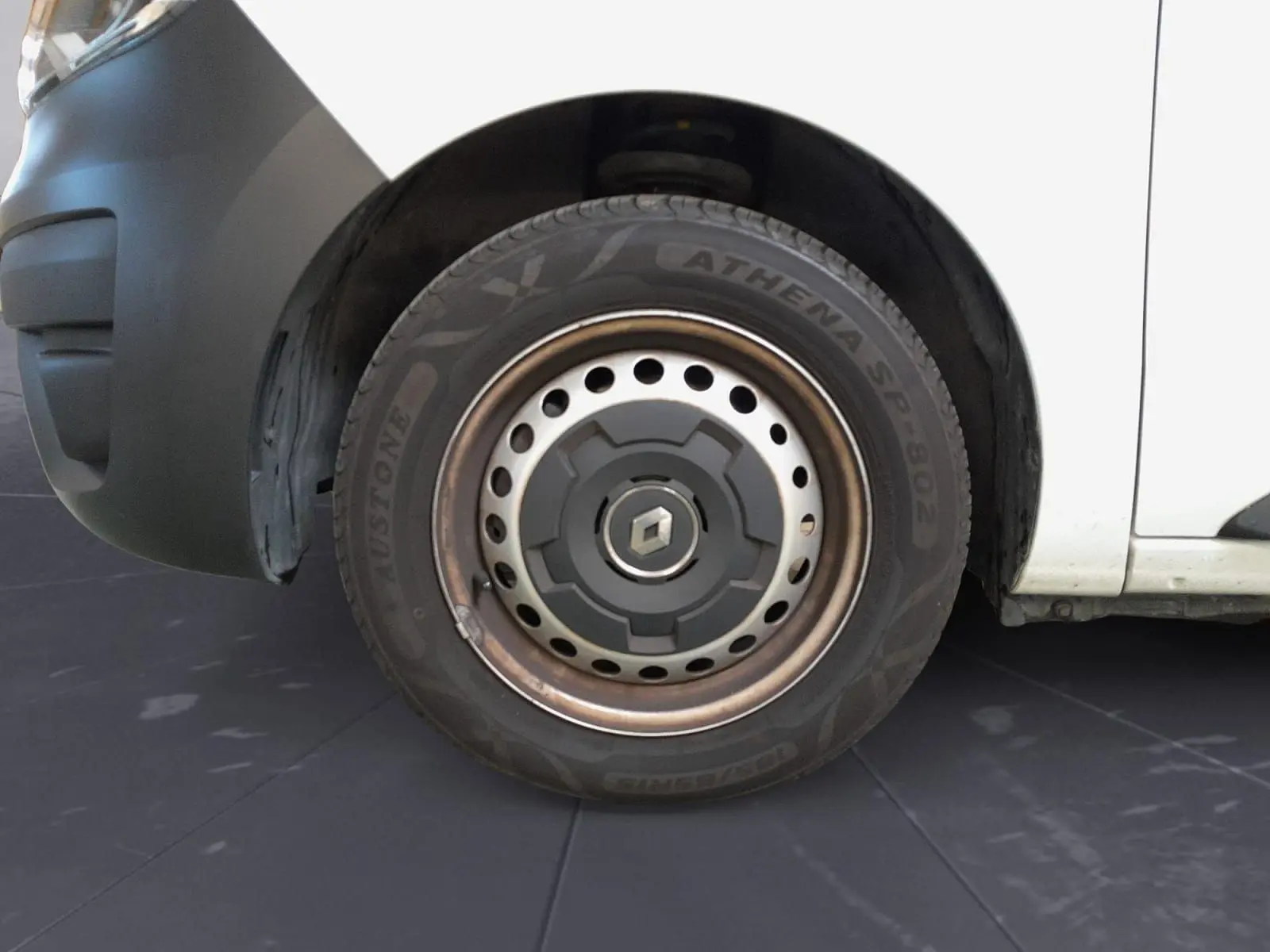 Gros plan sur la roue avant gauche blanche d'un Renault Express Van 2023 avec jante acier et logo Renault central.