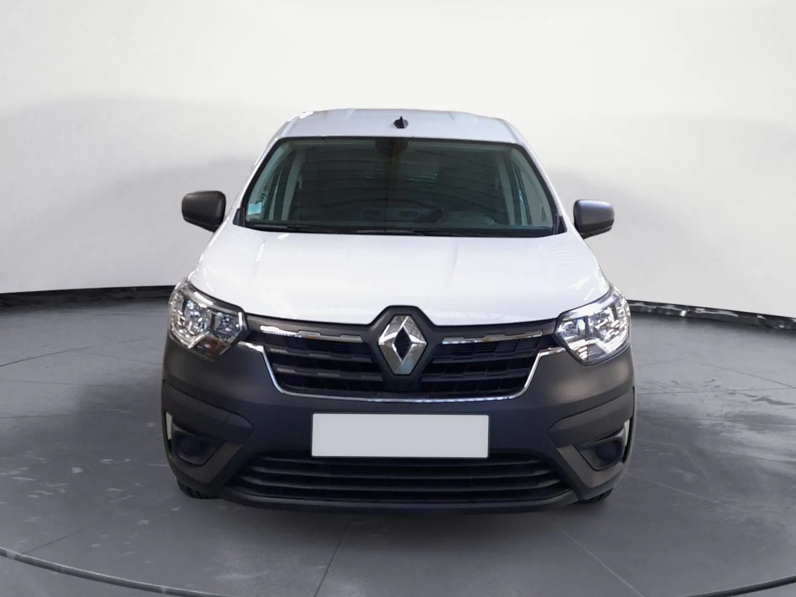 Vue frontale d'un Renault Express Van blanc 2023 avec calandre noire et logo Renault bien visible.