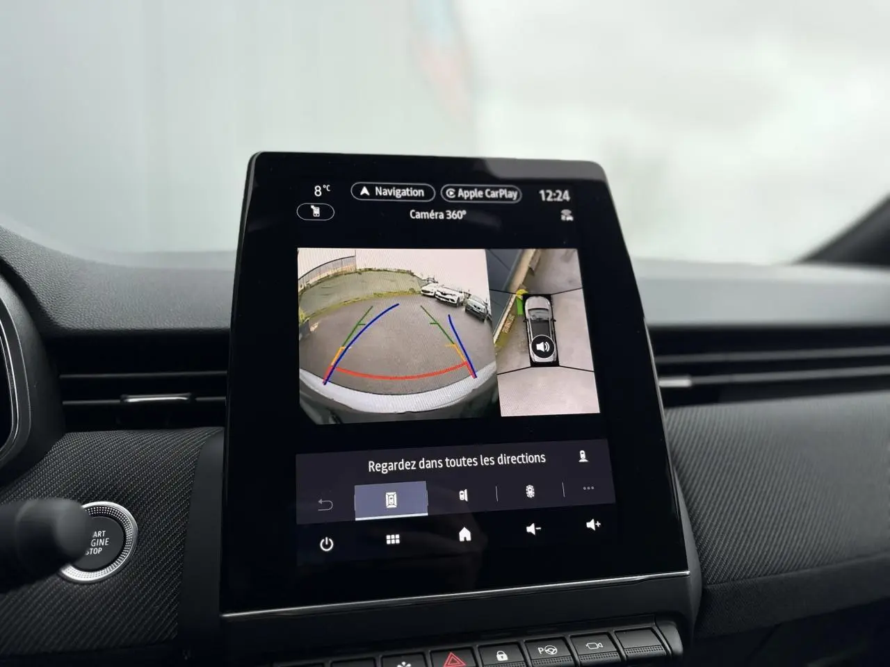 Écran tactile intérieur de la Renault Clio Gris Rafale montrant la caméra 360° et l'assistance au stationnement