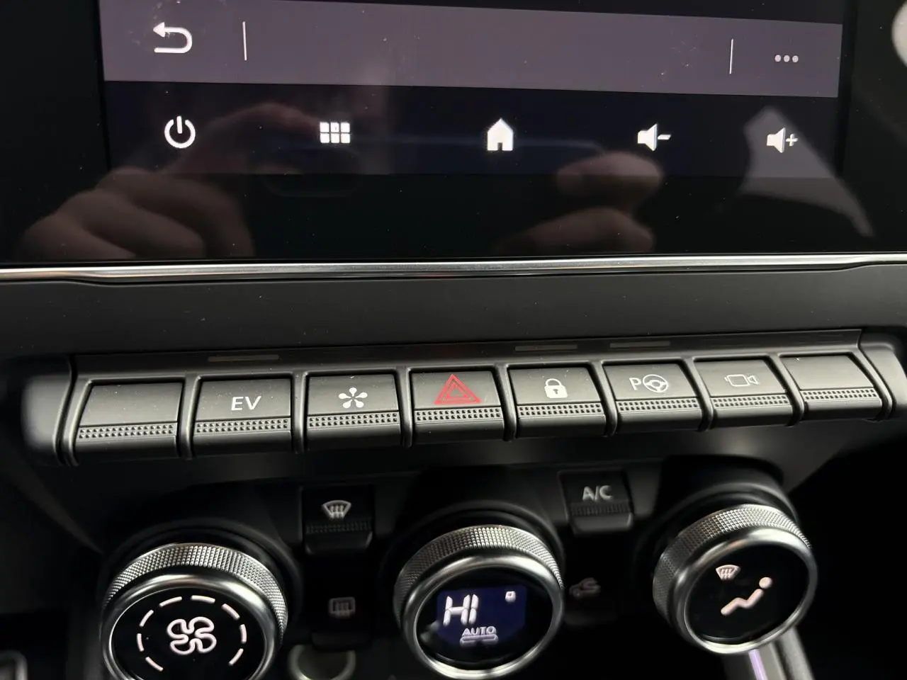 Vue rapprochée des commandes centrales et boutons fonctionnels du tableau de bord de la Renault Clio Gris Rafale 2025.
