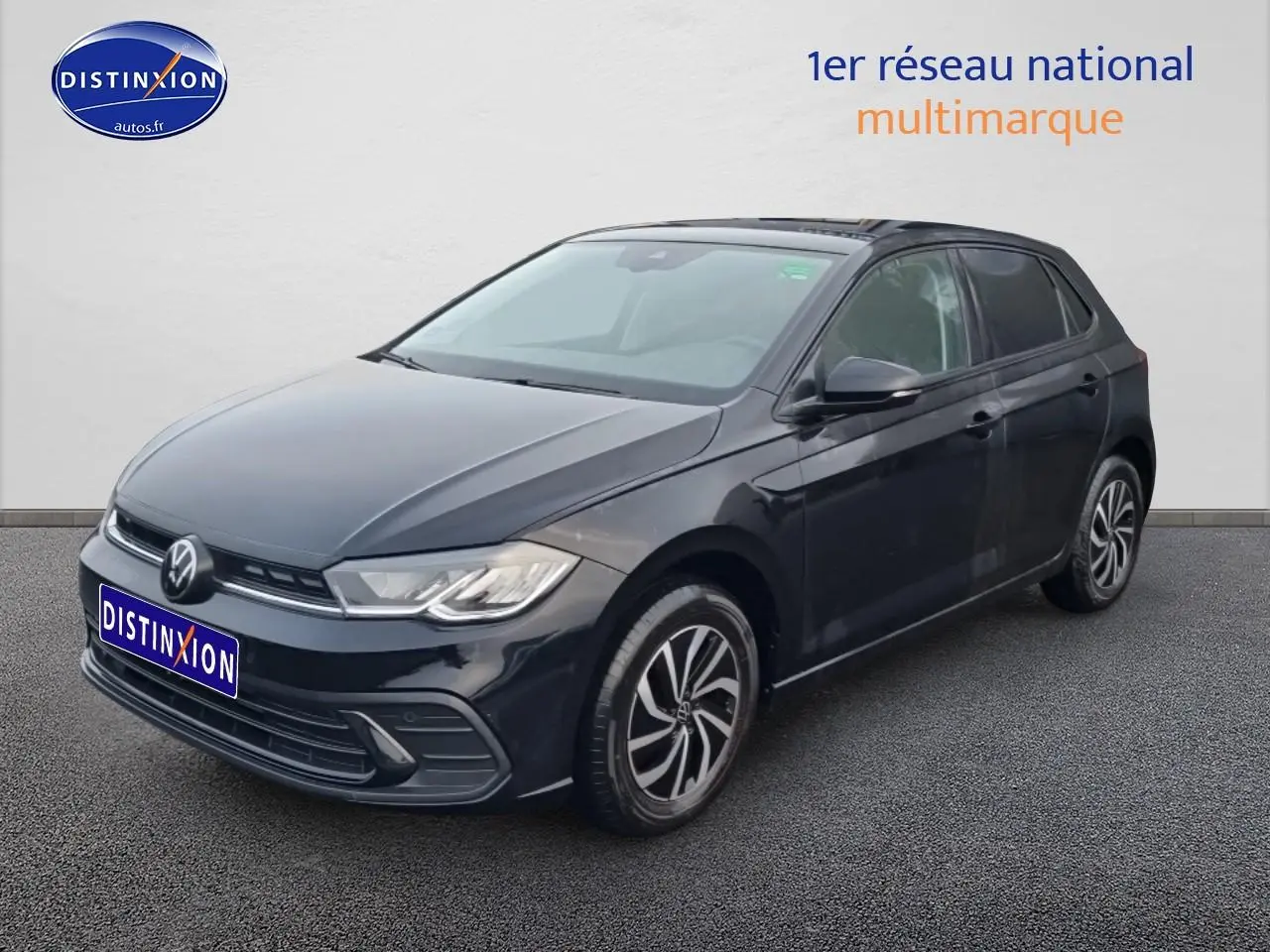 Volkswagen Polo noir intense nacré vue 3/4 avant droit sur fond neutre avec jantes alliage distinctives.