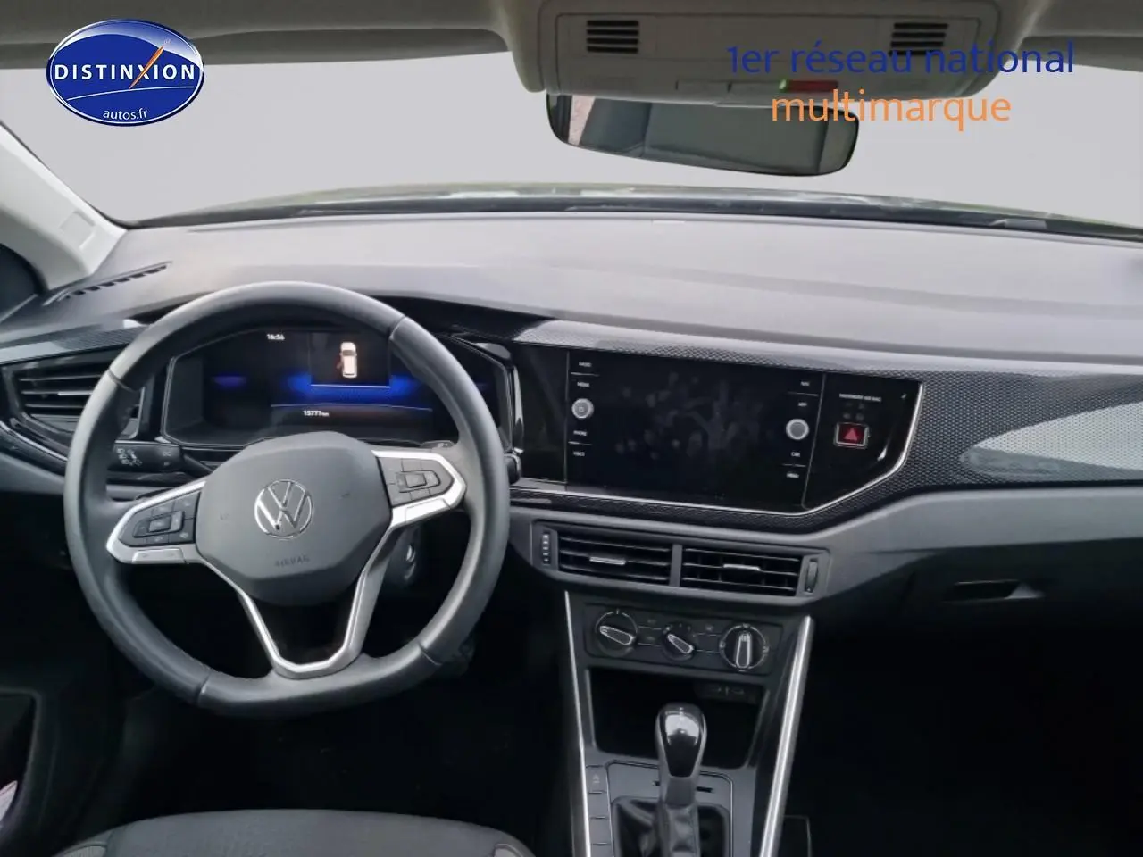 Vue intérieure avant du tableau de bord et volant cuir noir de la Volkswagen Polo 2025 version VW Edition.