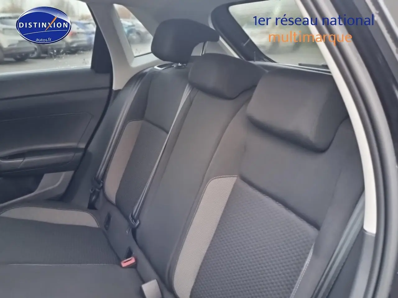 Vue intérieure des sièges arrière en tissu noir et gris de la Volkswagen Polo 2025, porte ouverte côté droit.