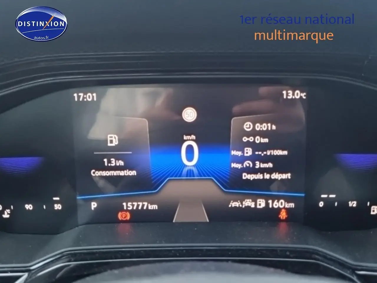 Affichage digital du tableau de bord de la Volkswagen Polo noir intense, montrant la consommation et la vitesse à 0 km/h.