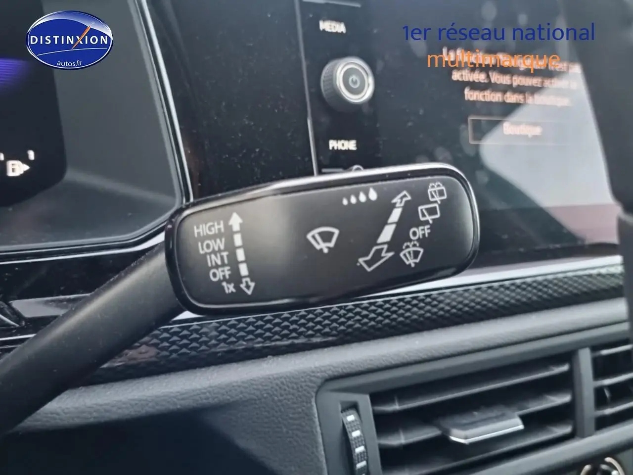 Gros plan sur la commande d’essuie-glace dans l’habitacle noir nacré de la Volkswagen Polo 2025.