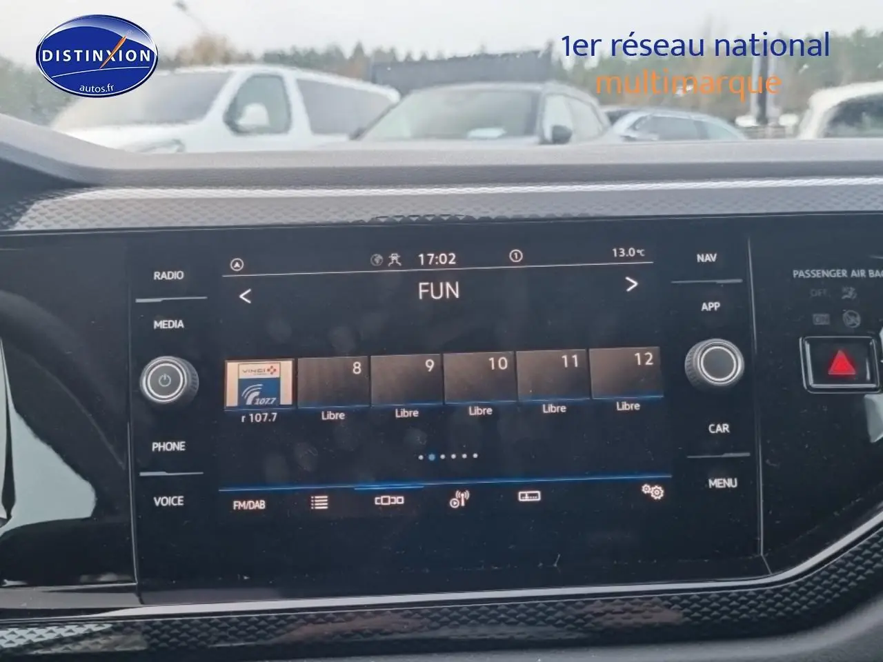 Vue rapprochée de l’écran tactile 8 pouces du tableau de bord de la Volkswagen Polo noir intense nacré.