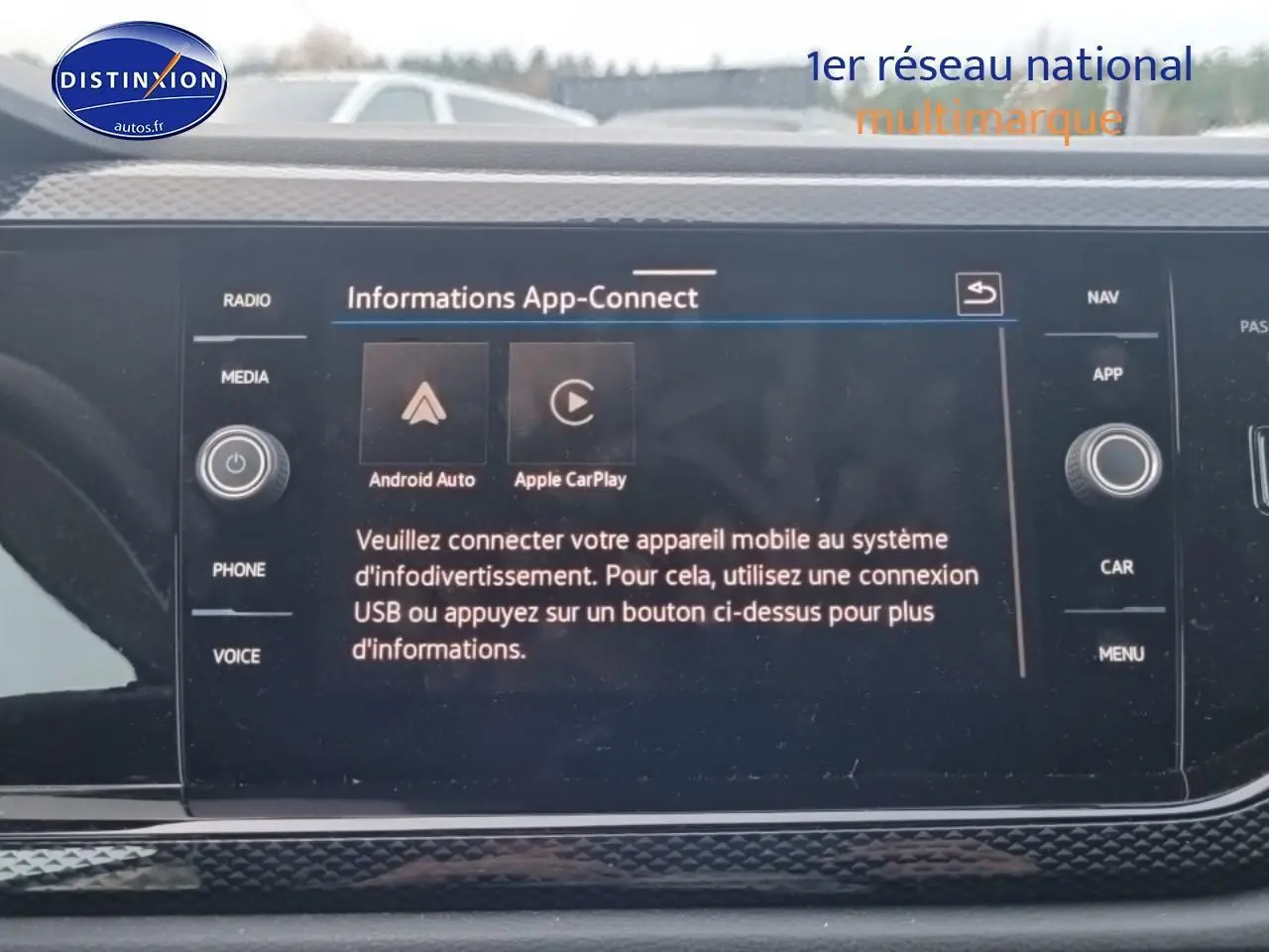 Écran tactile central du tableau de bord noir nacré de la Volkswagen Polo 2025, vue de face.