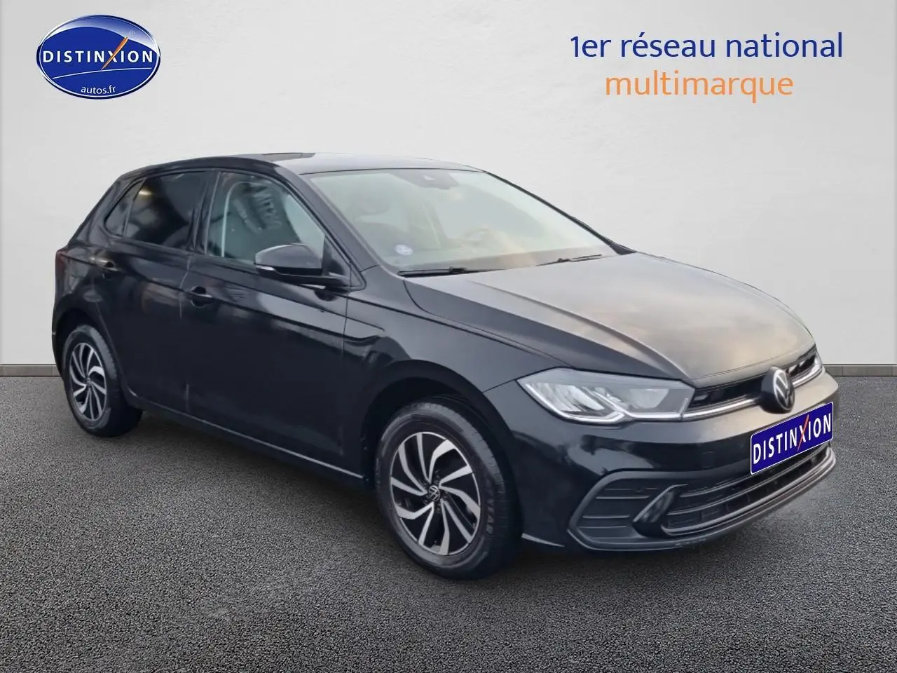 Volkswagen Polo noir intense nacré vue 3/4 avant droit avec jantes alliage et calandre distinctive.