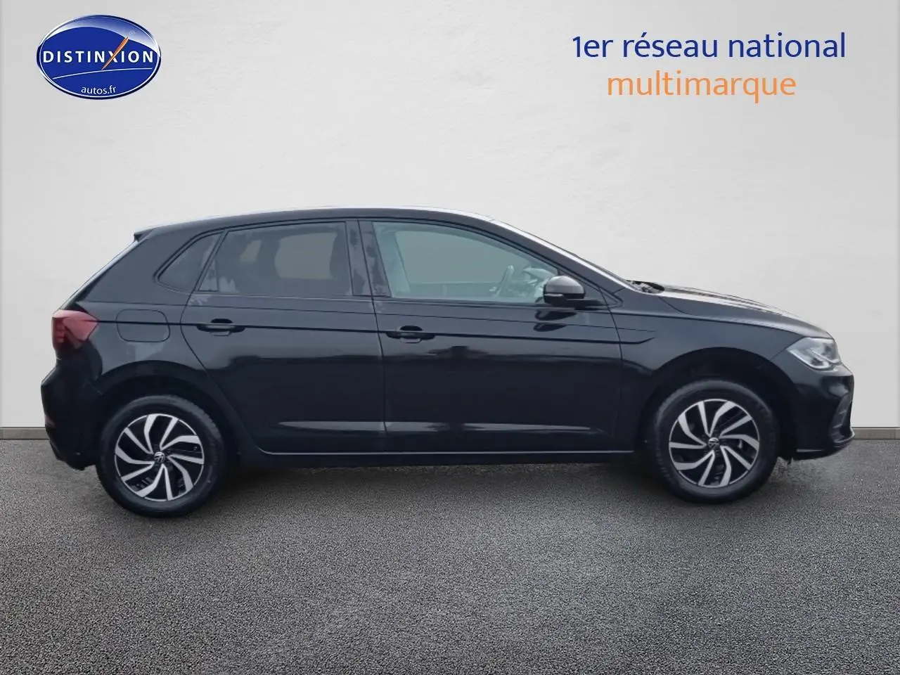 Profil droit d'une Volkswagen Polo noire intense nacrée avec jantes alliage au design distinctif.