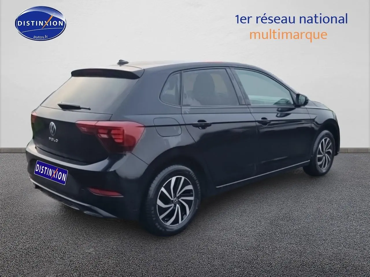 Volkswagen Polo noir intense nacré vue 3/4 arrière droit avec jantes alliage et vitres surteintées.