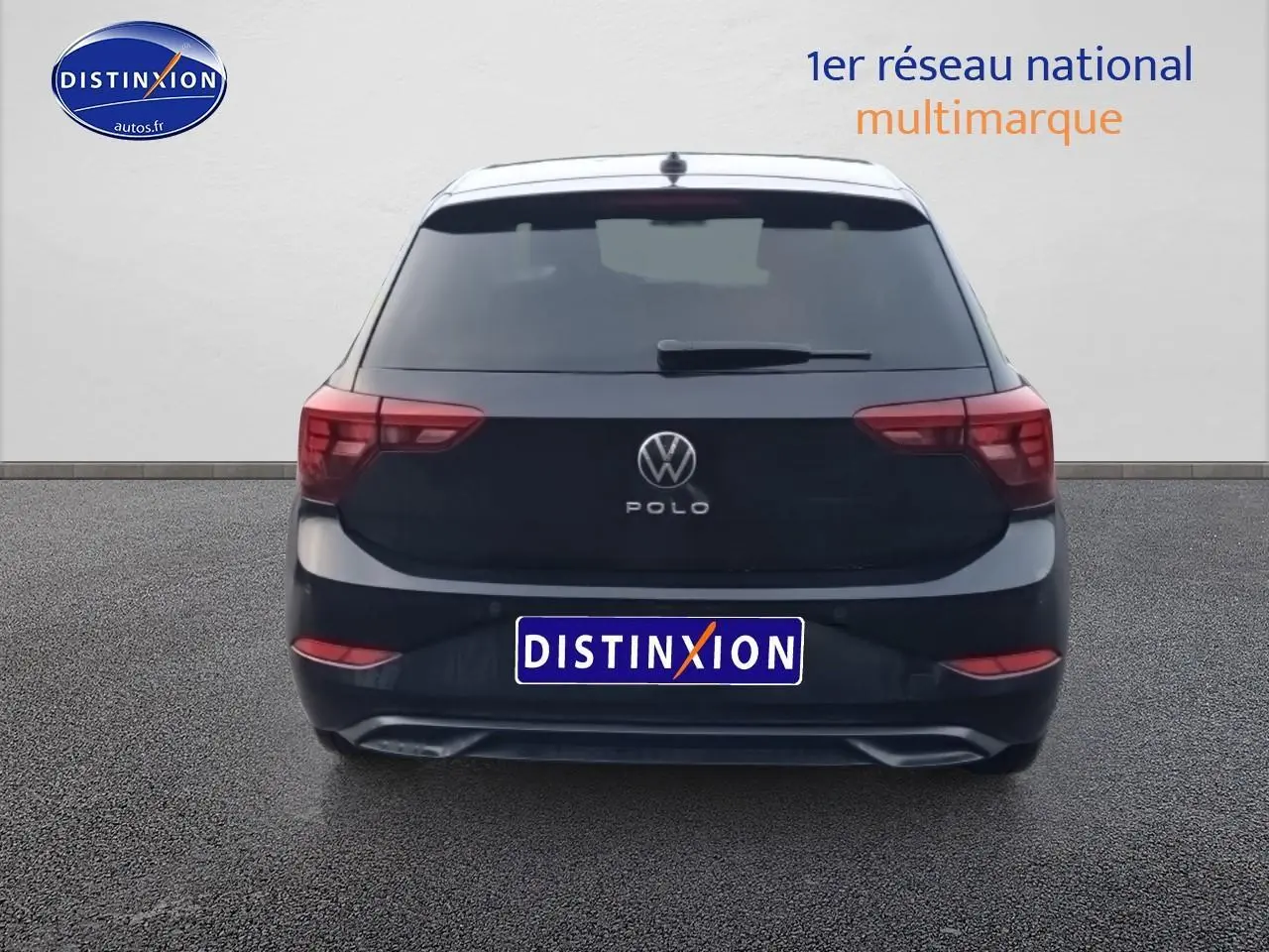 Vue arrière d'une Volkswagen Polo noire intense nacrée avec feux arrière LED et lunette arrière surteintée.