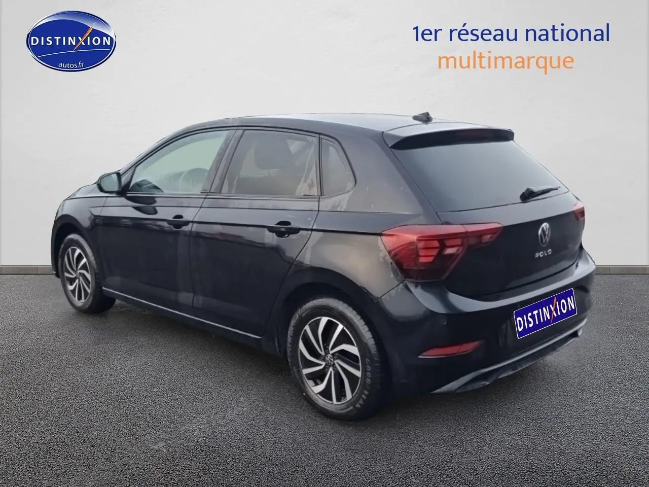 Vue 3/4 arrière droite d'une Volkswagen Polo noire intense nacre avec jantes alliage et vitres surteintées.