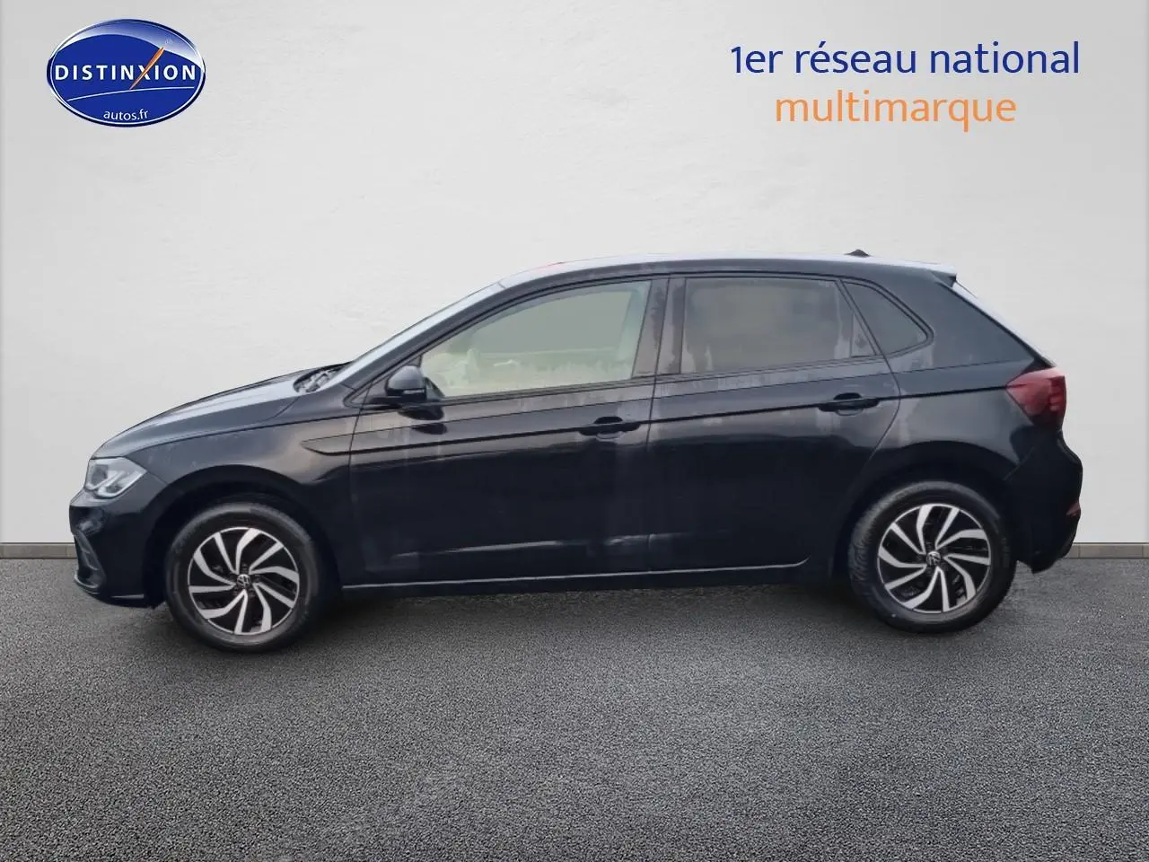 Profil côté gauche d'une Volkswagen Polo noire intense nacre avec jantes alliage et vitres surteintées.