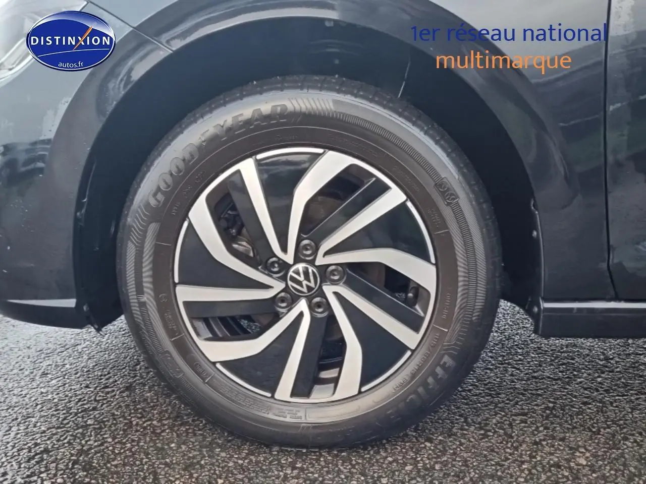 Gros plan sur la roue avant droite noire avec jante alliage bicolore d'une Volkswagen Polo noir intense nacré.