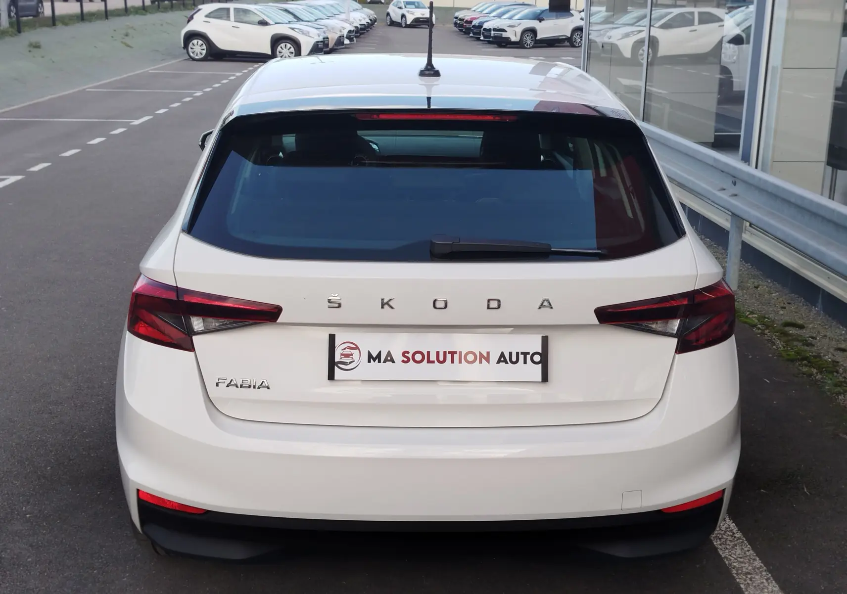 Vue arrière d'une Skoda Fabia blanc lune 2022, avec feux arrière LED et logo ŠKODA bien visible.