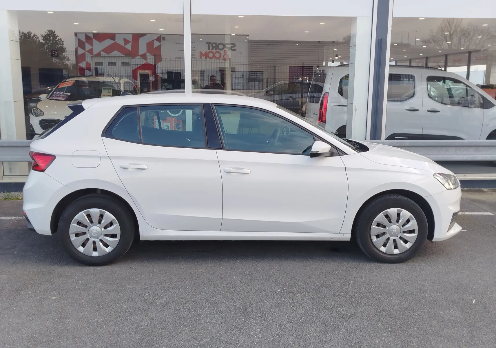 Vue de profil côté gauche d'une Skoda Fabia blanche Lune 2022, compacte avec jantes acier et enjoliveurs.