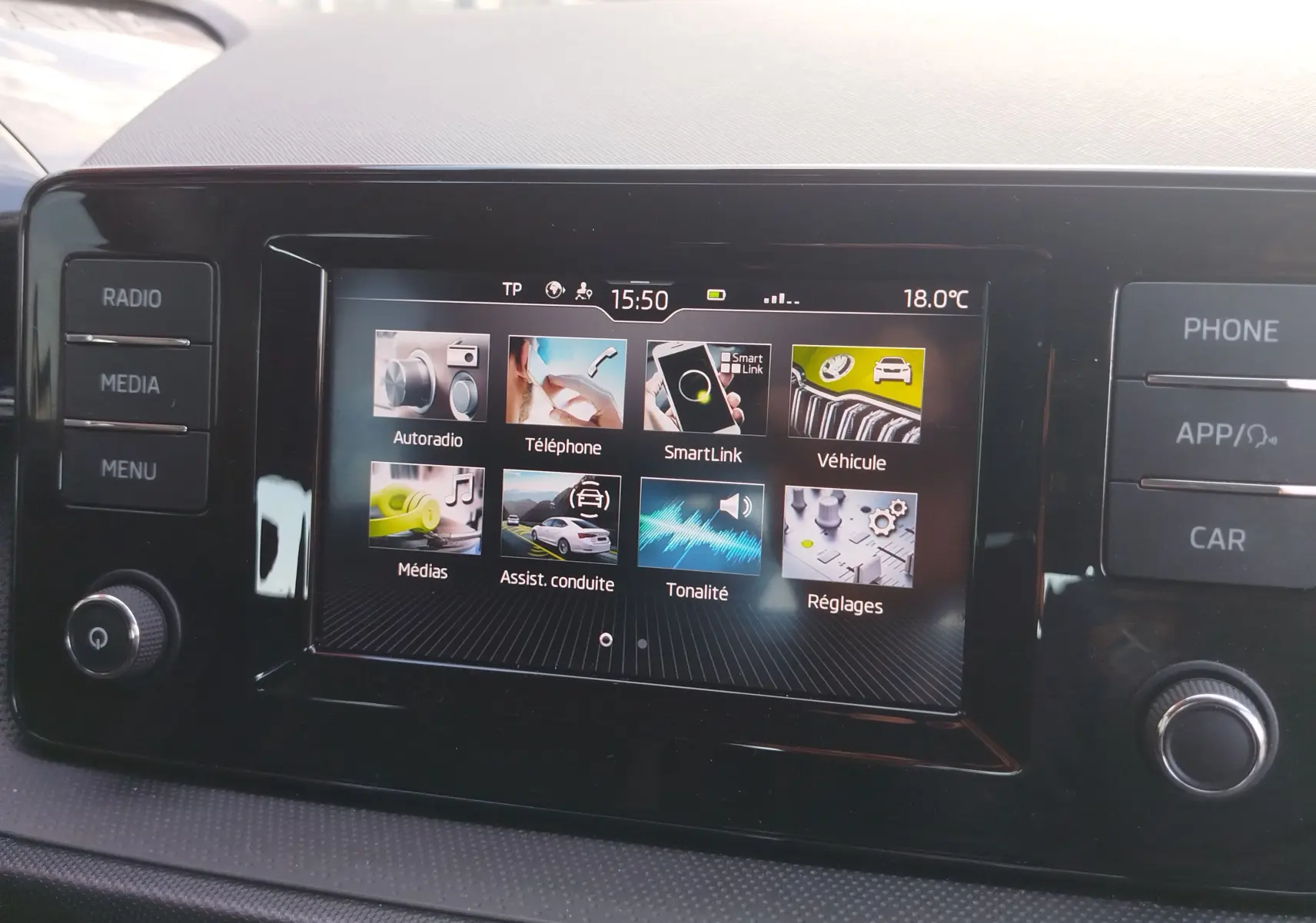 Écran tactile central du tableau de bord de la Skoda Fabia 1.0 MPI 80ch Active 2022, affichant les menus multimédia et véhicule.