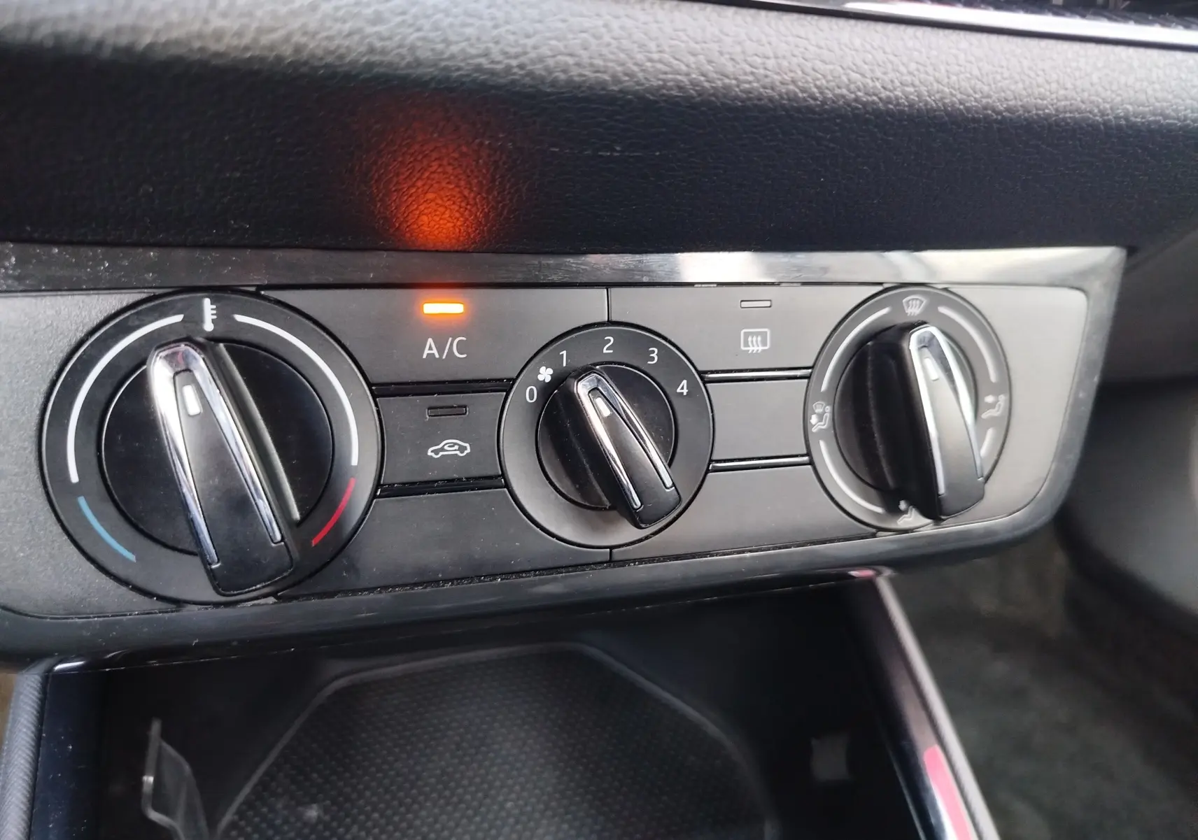 Vue rapprochée des commandes de climatisation de la Skoda Fabia 2022, avec témoin A/C allumé.
