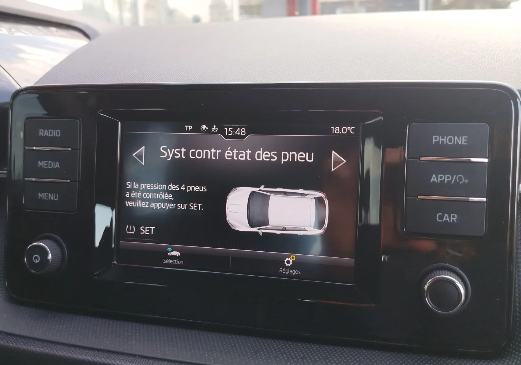 Écran central de la Skoda Fabia 2022 montrant le système de contrôle de pression des pneus en vue rapprochée.