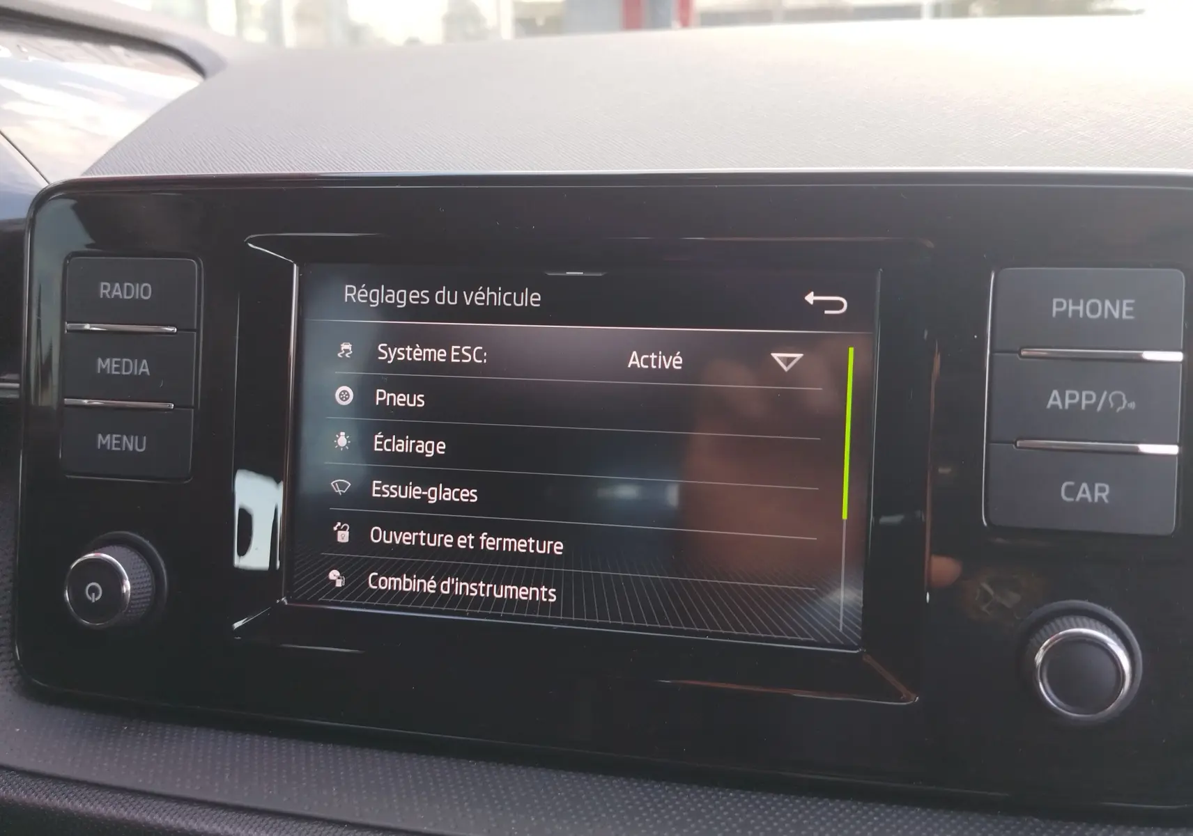 Écran tactile central de la Skoda Fabia blanc Lune 2022 affichant les réglages du véhicule, vue de face.