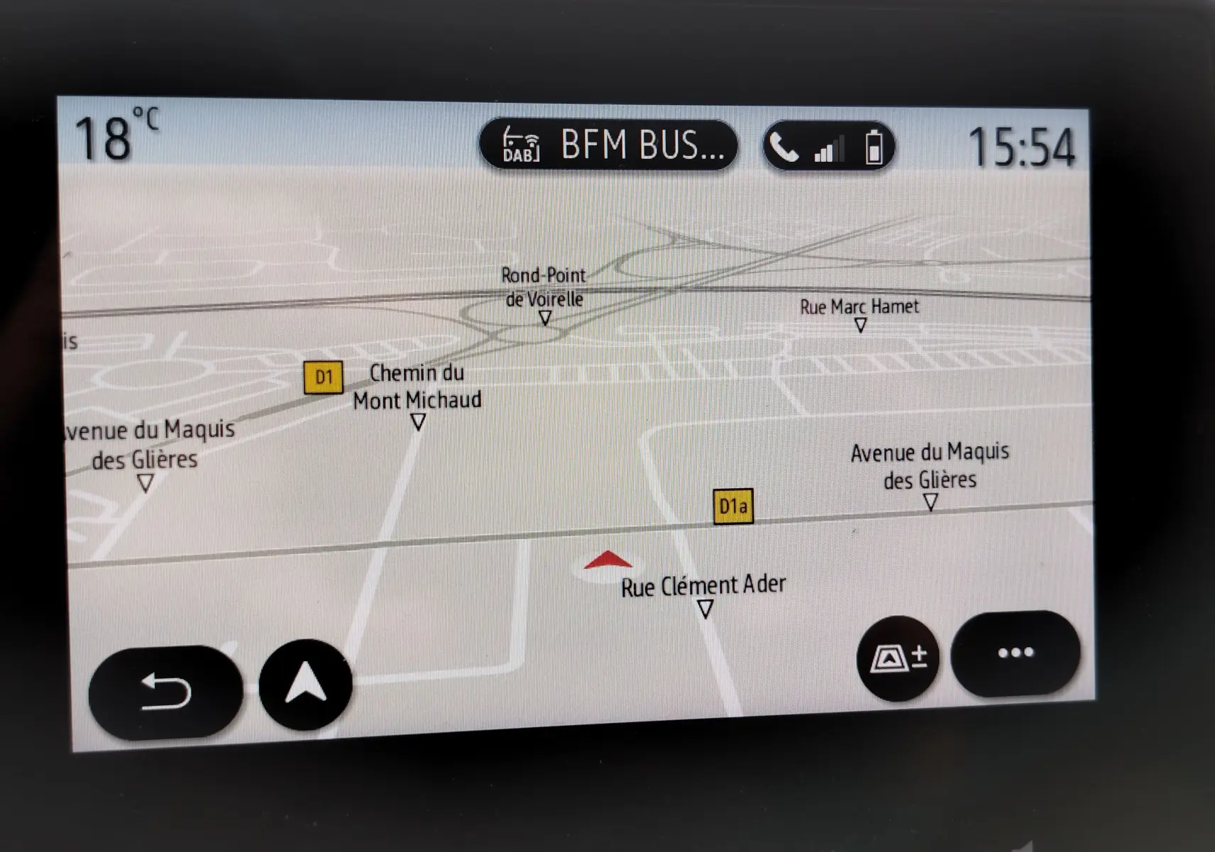 Écran de navigation GPS du Skoda Fabia 2022, affichant une carte avec routes et points d’intérêt, interface moderne.