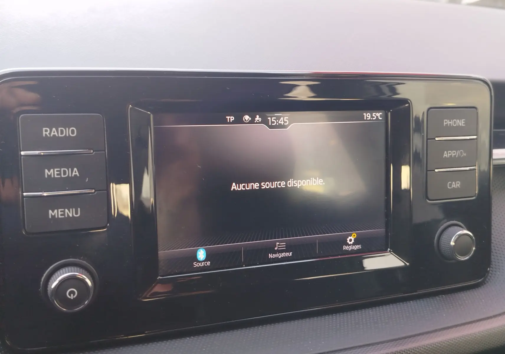 Écran tactile central du tableau de bord de la Skoda Fabia 2022, affichant "Aucune source disponible".