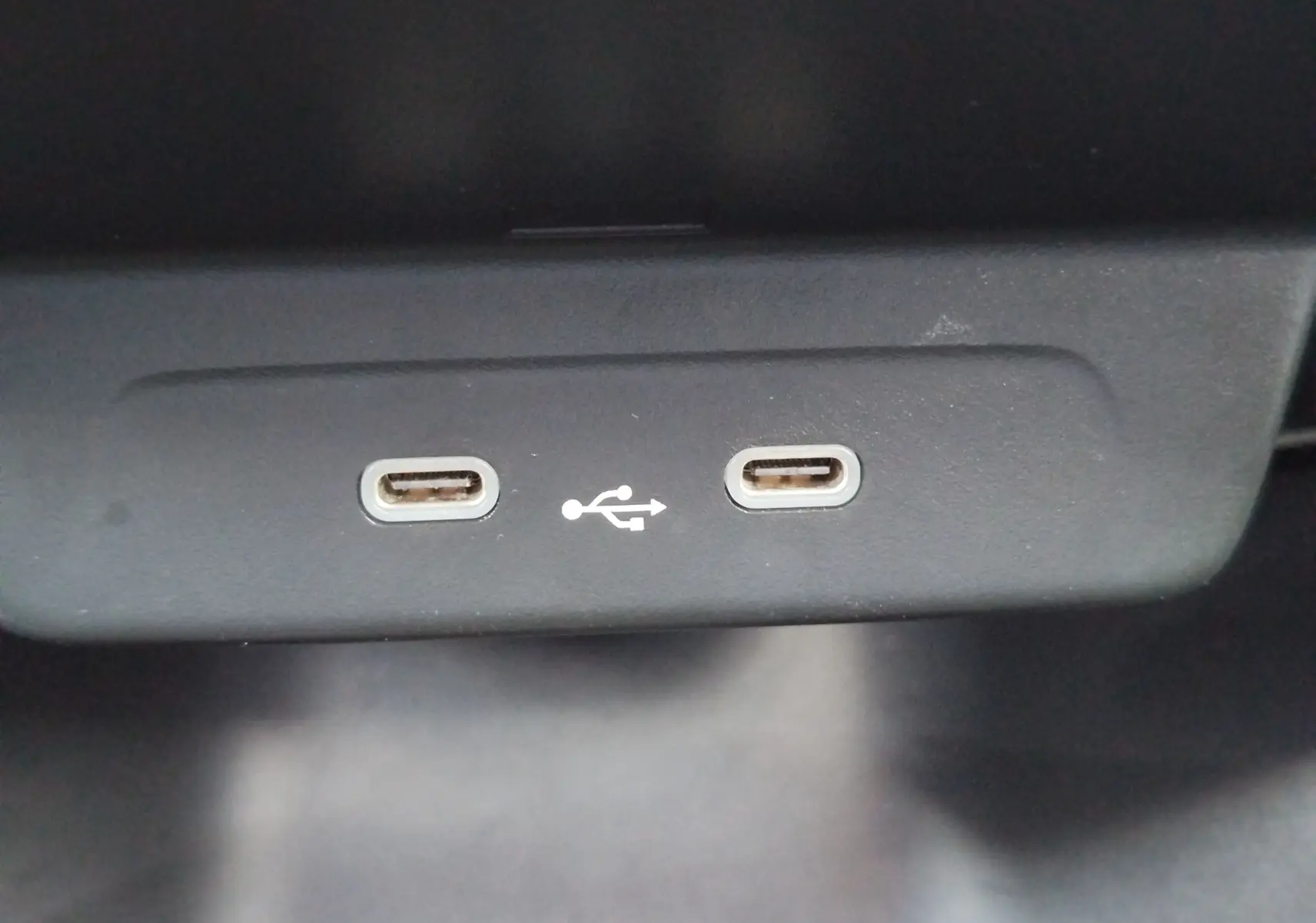 Gros plan sur deux ports USB-C intégrés dans le tableau de bord d'une Skoda Fabia blanche.