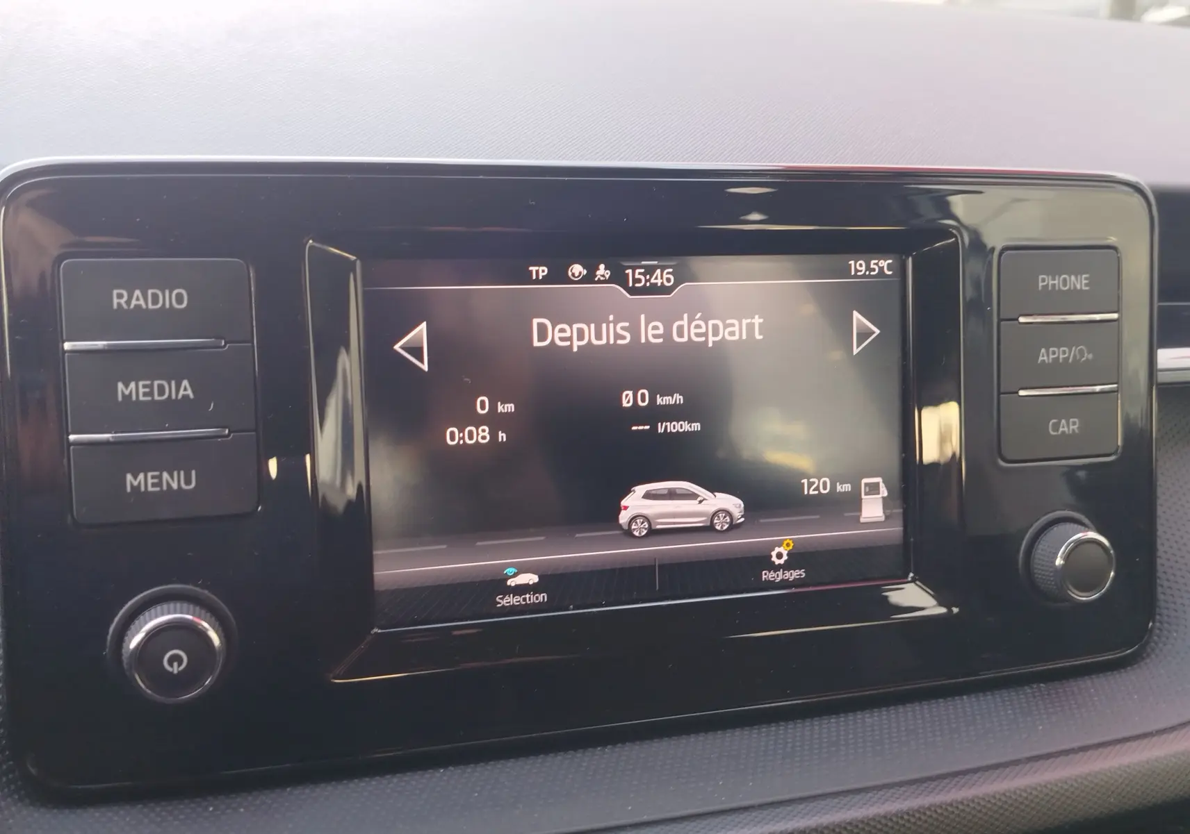 Écran tactile central de la Skoda Fabia blanc Lune 2022 affichant les données de trajet "Depuis le départ".