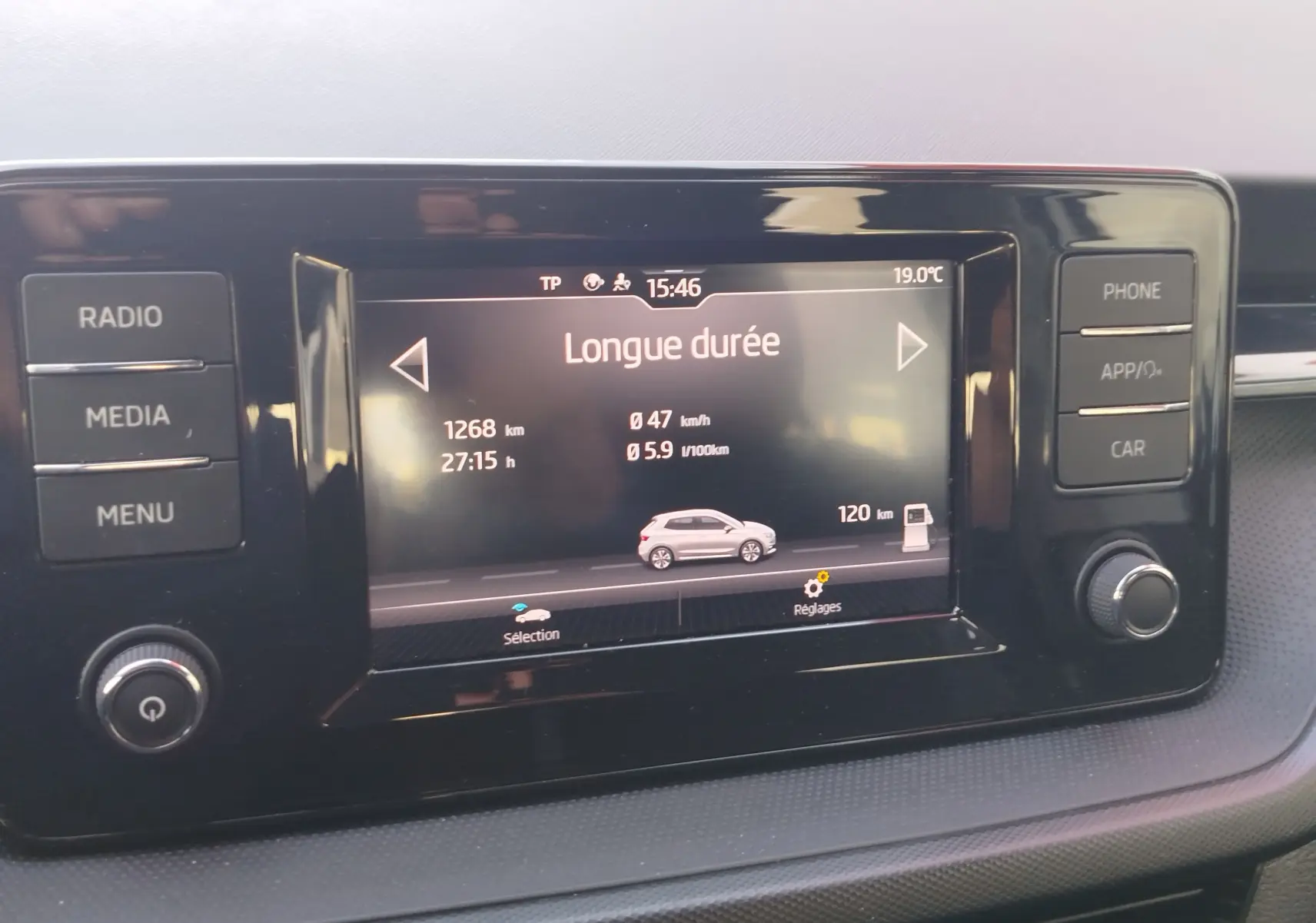 Écran central tactile de la Skoda Fabia 2022 affichant les données de conduite en mode longue durée.