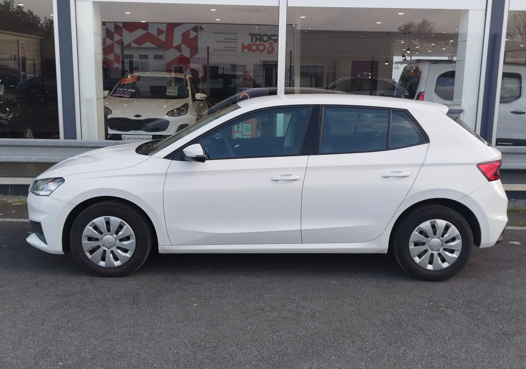 Vue de profil côté gauche d'une Skoda Fabia blanche Lune 2022, compacte et sobre avec jantes acier et enjoliveurs.