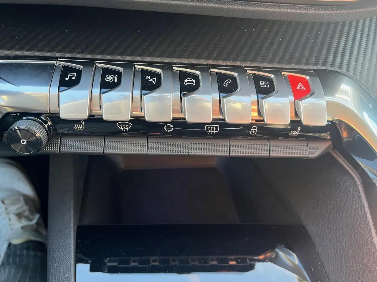 Vue rapprochée des commandes chromées de la console centrale du Peugeot 3008 2023, finition Active Pack.
