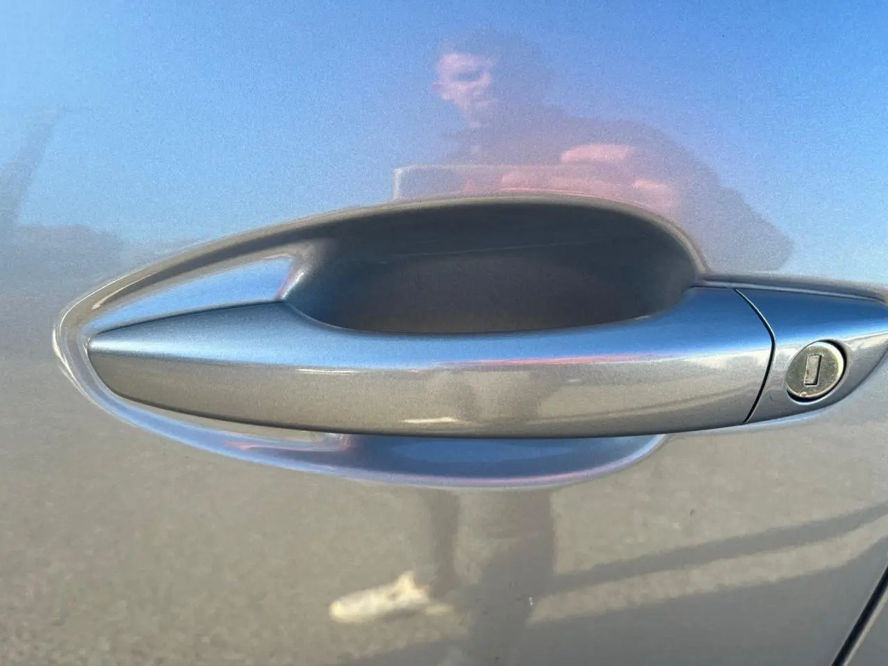Poignée de porte côté droit gris Artense métallisée du Peugeot 3008 2023 avec serrure intégrée.