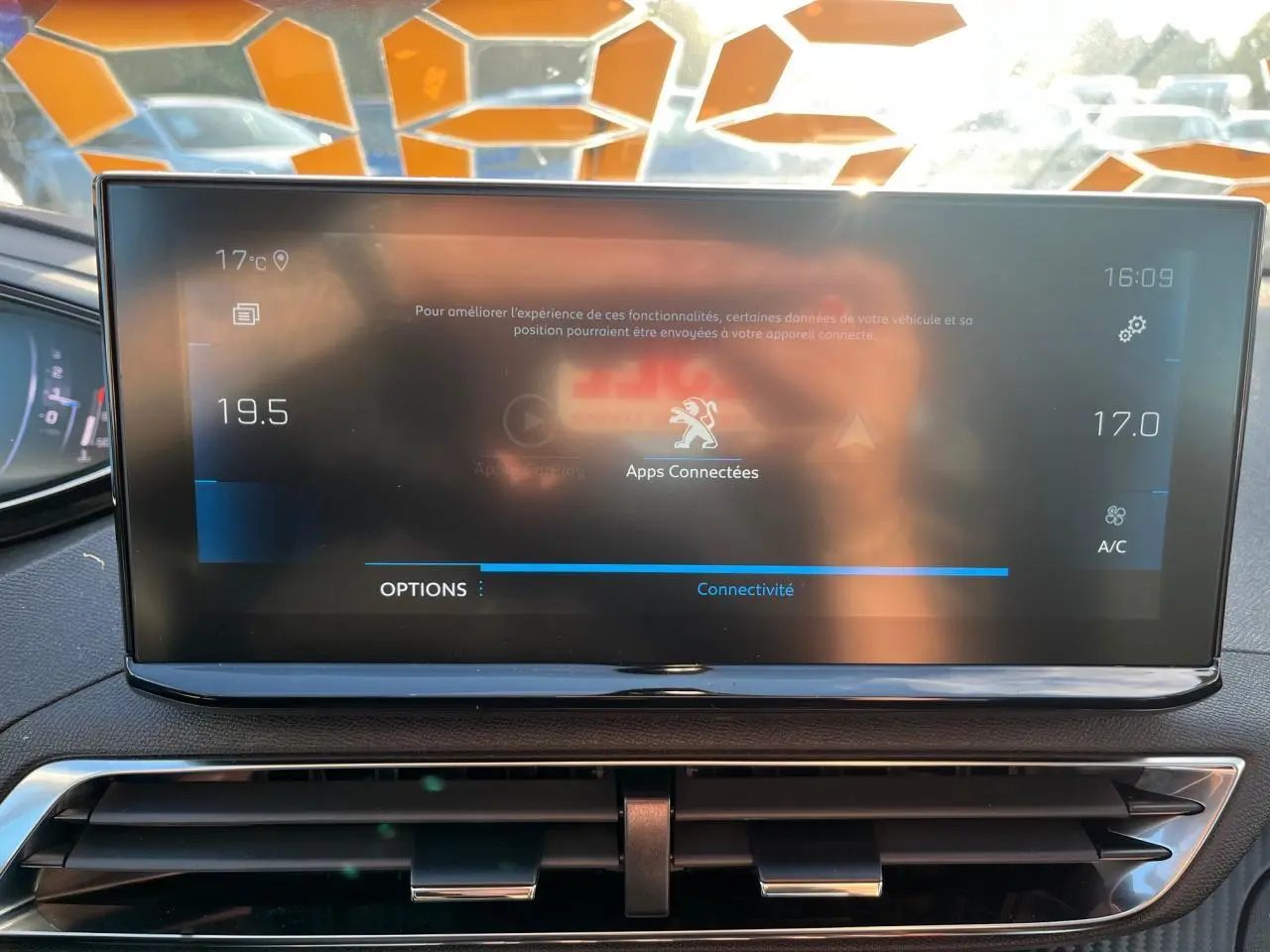 Écran tactile central affichant les apps connectées dans l’habitacle du Peugeot 3008 gris Artense 2023.