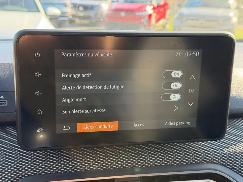 Écran tactile du tableau de bord du Dacia Jogger 2025 affichant les paramètres d’aides à la conduite.