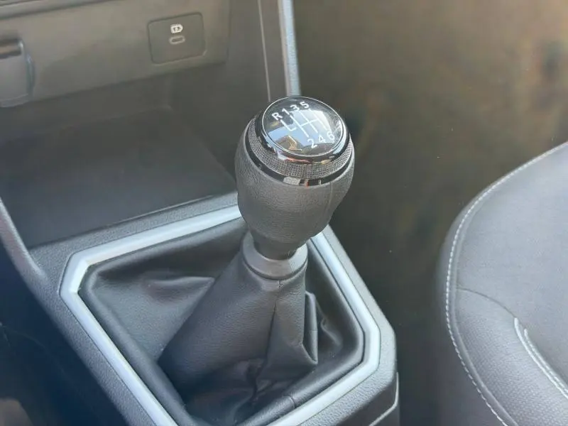 Gros plan sur le levier de vitesses manuel du Dacia Jogger 2025, entouré de garniture noire et argentée.