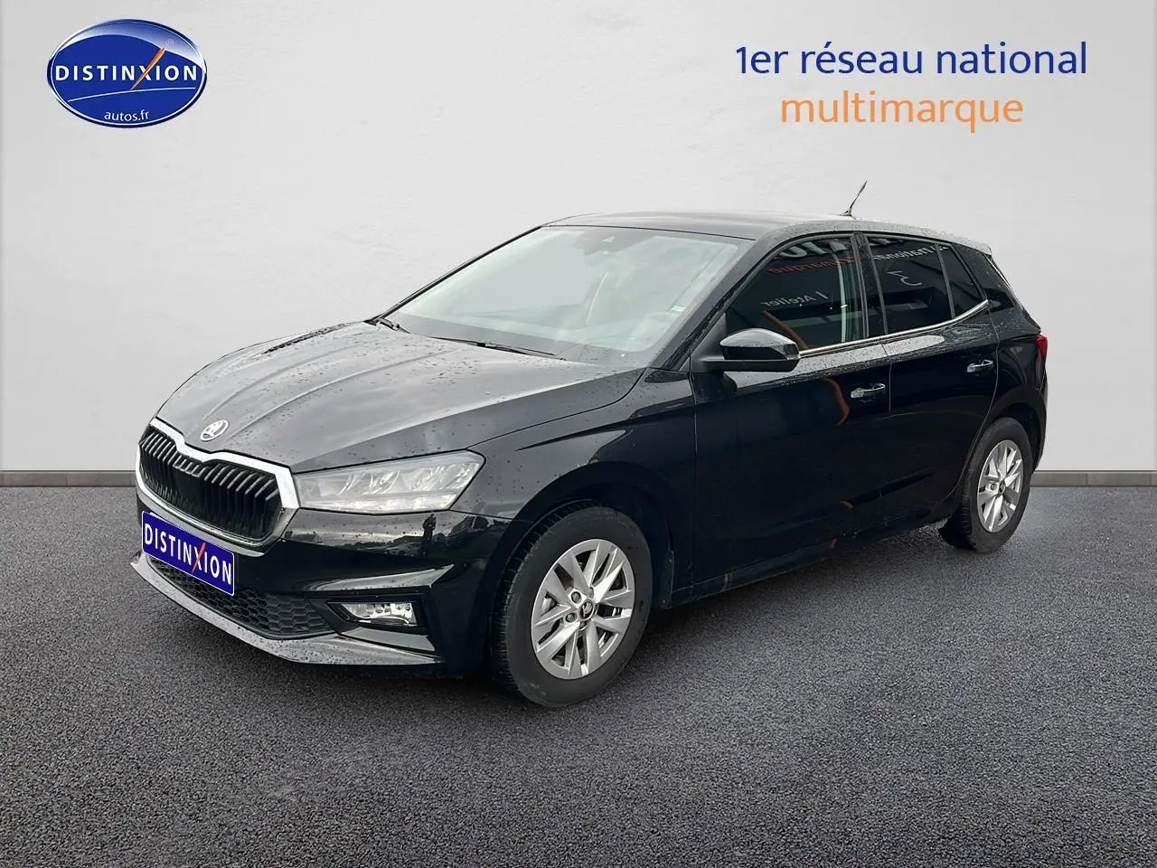 SKODA Fabia noire vue en 3/4 avant droit, avec jantes alu et vitres teintées sur fond neutre.